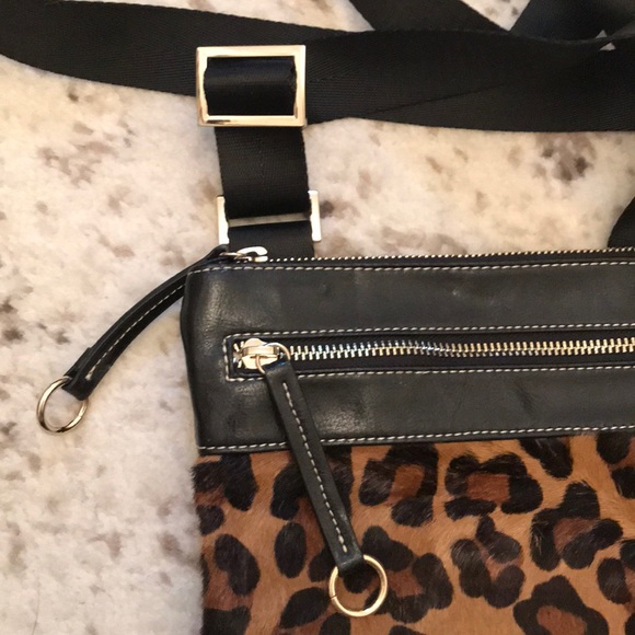 🌼 Aqua Madonna 🌼 leopard crossbody bag. - Picture 4 of 7